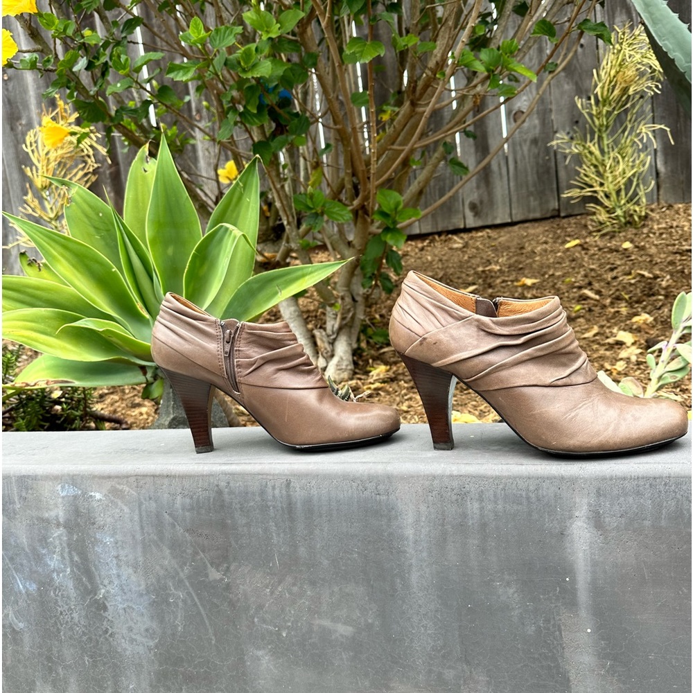 Sofft Bootie zip up shoes